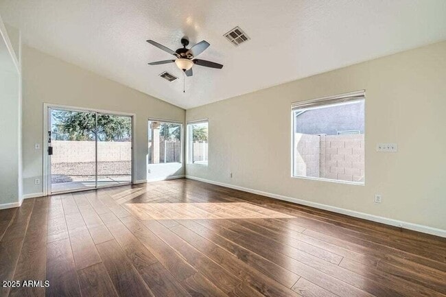 Foto del edificio - 15436 W Port Royale Ln