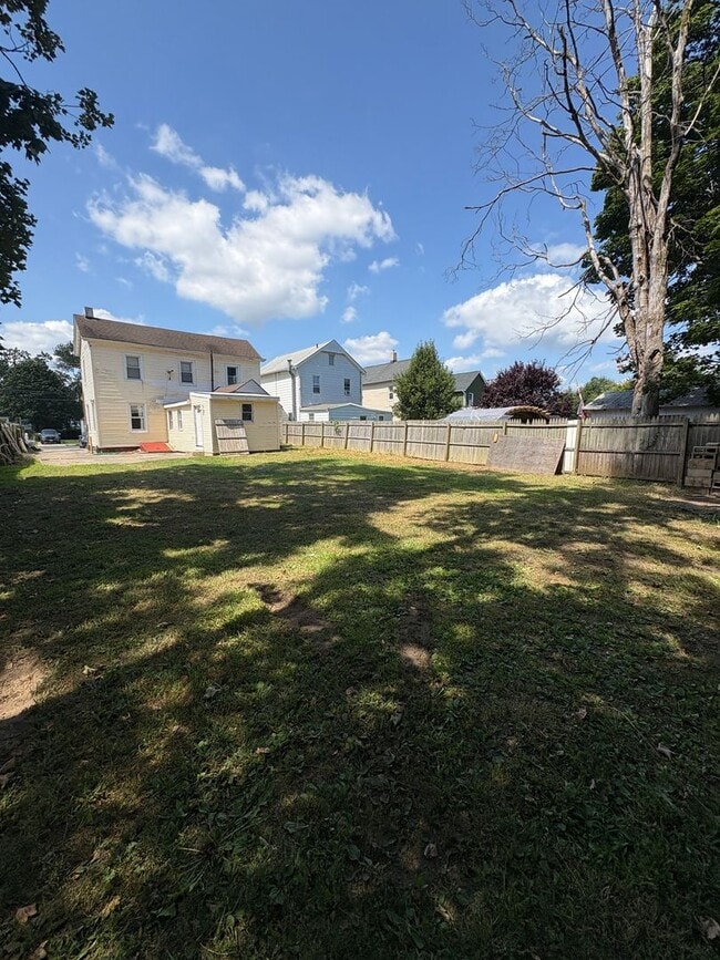 Building Photo - Large 5 Bedroom 2 Bathroom Single Family H...