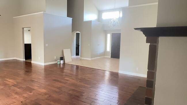 Building Photo - 4 bedroom 3 Bathroom with a mother in law/...