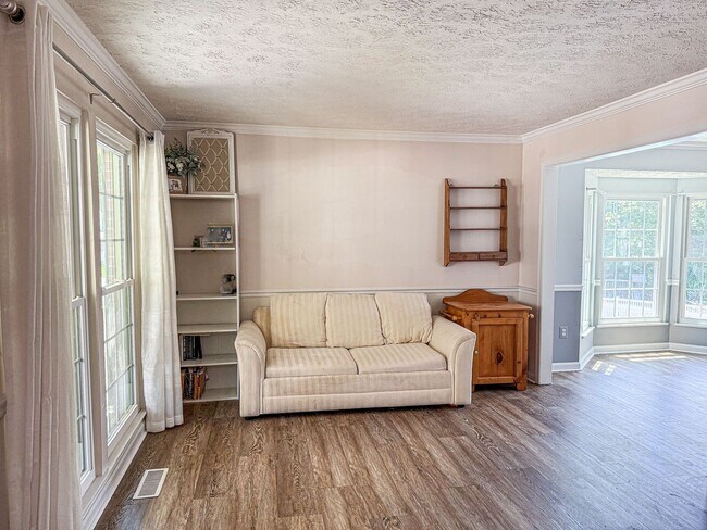 Building Photo - Spacious 4-Bed, 3.5-Bath Home with Sun Roo...