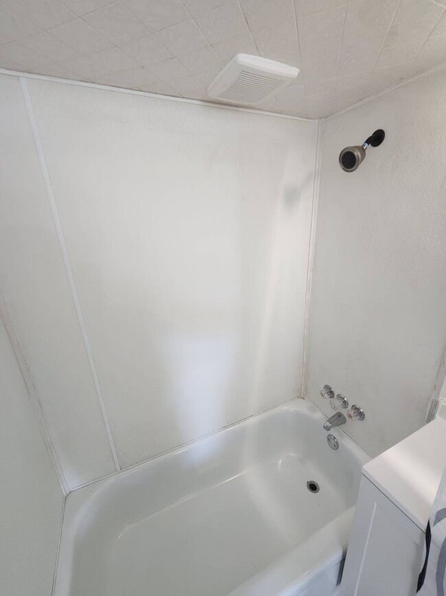 Building Photo - Charming 3-Bedroom Property in Prime Location