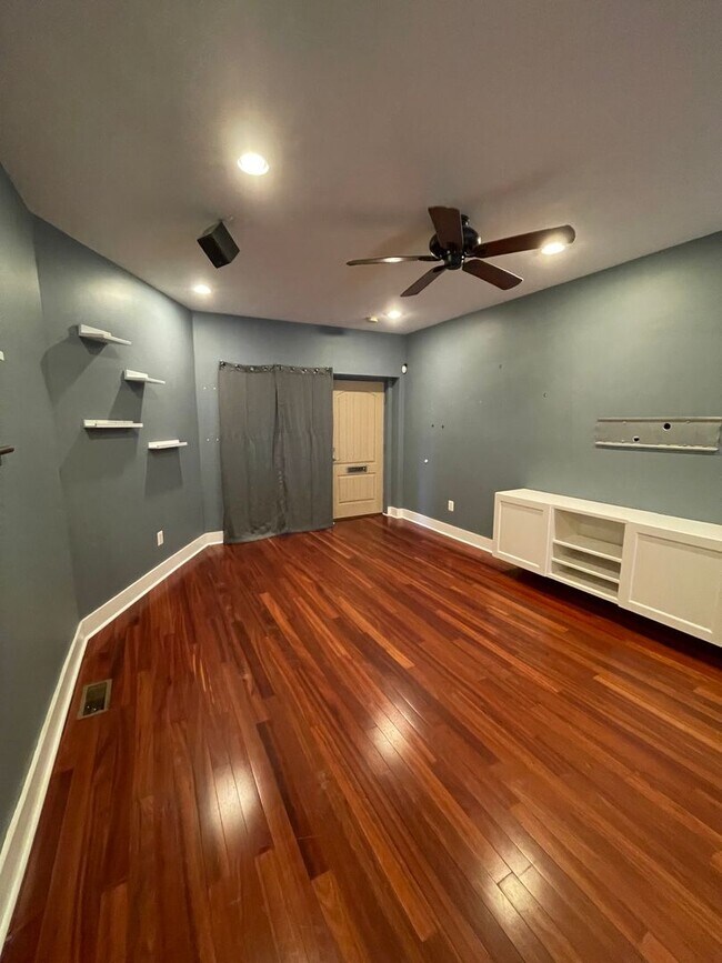 Foto del edificio - Modern  Bi-Level 1st Fl. 2 Bed, 2 Bath Nor...