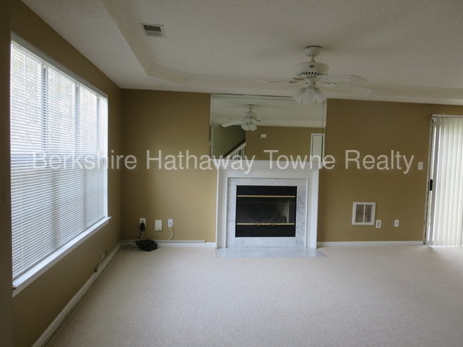 Building Photo - Spacious Condo in Riverwalk!