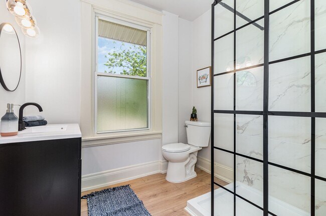Foto del edificio - Chic Comfort & Space in North College Hill