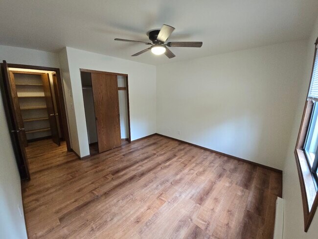 Foto del edificio - 141 Maple Ave S