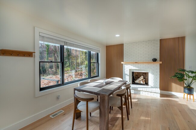 Building Photo - 1704 Inglewood Dr