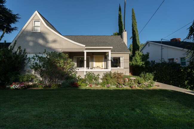 Front Yard - 5508 Hazeltine Ave