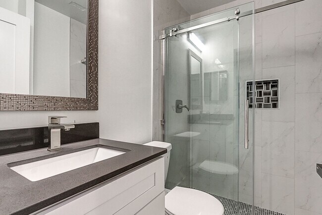 Secondary full bath - 6550 Lockheed Ave