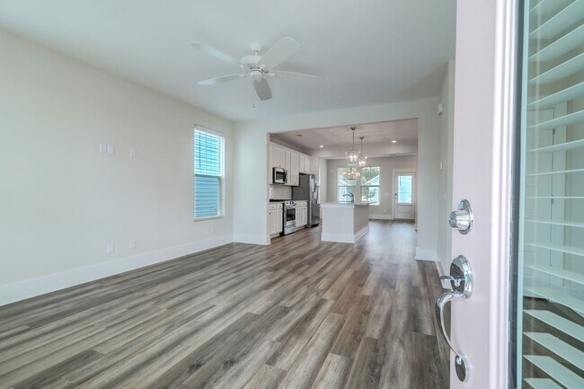 Building Photo - Beautifully Maintained 3 Bedroom, 2.5 Bath...