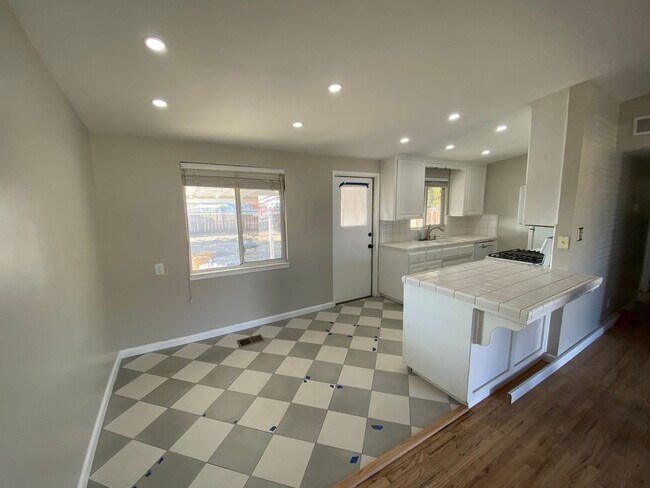 Building Photo - North Hanford 3 bedroom
