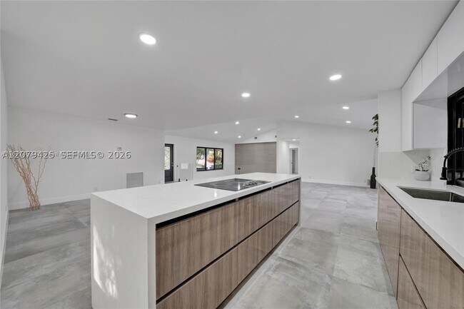 Building Photo - 3352 Lakeview Dr