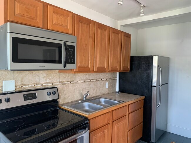 Building Photo - 931 Nassau St