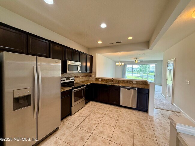 Foto del edificio - 6812 Roundleaf Dr