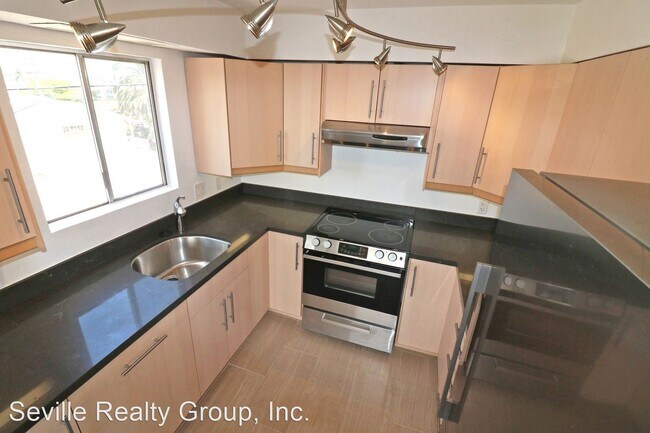 Building Photo - 3990 Crown Point Dr