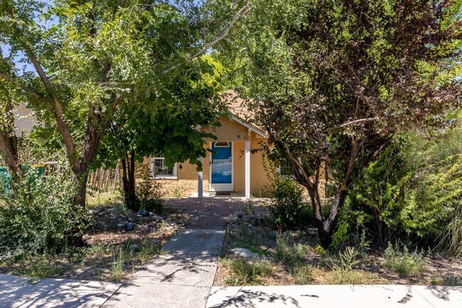 Foto del edificio - 2-Bedroom Home with Fenced Yard & In-Unit Laundry