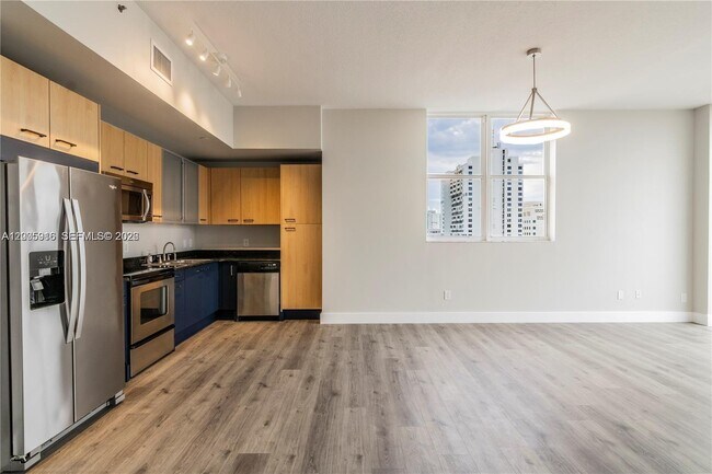 Foto del edificio - 1350 NW 8th Ct