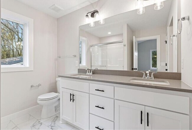 Foto del edificio - 826 104th Ave NW