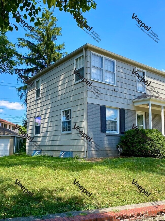 Building Photo - 2 Bedroom 1 Bath Remodeled Brookside Duplex