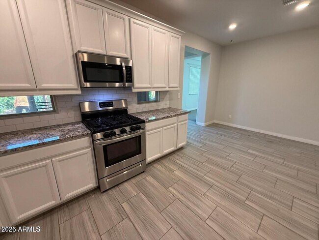 Building Photo - 327 W Tamarack Dr
