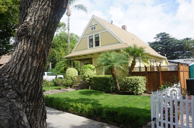 Building Photo - Stunning Historical Home in Old Towne Orange