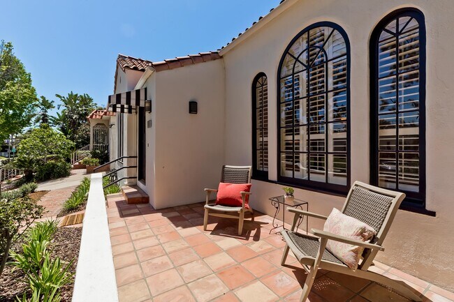 Fotografía del edificio - 119 N Almont Dr