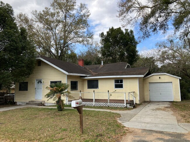 Foto del edificio - HUGE Dade City 3BR/1BA/1 Car Garage Home w/Tons of Living Area! NO APPLICATION FEE!