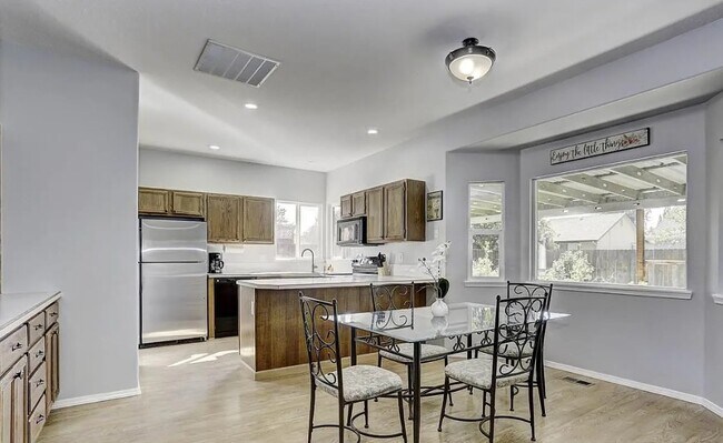 Foto del edificio - 2497 W Willard St