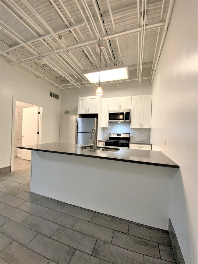 Building Photo - 460 Coventry Ln