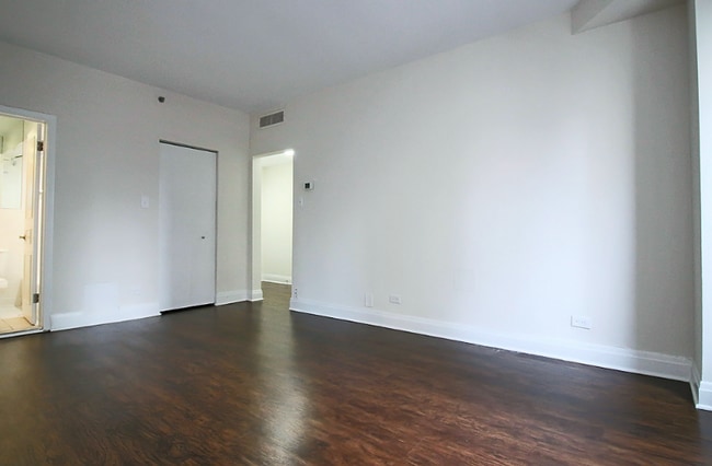 Building Photo - 196 E Delaware Pl