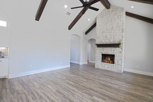 Foto del edificio - Tour Today! Beautiful 4-Bedroom, 2-Bathroom Home Overlooking a Pond!