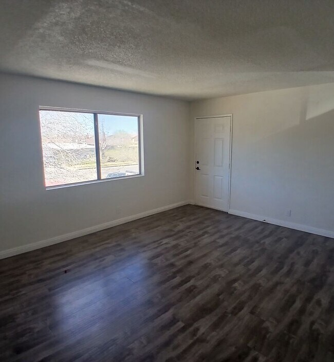 Building Photo - 509 E Ave Q-2