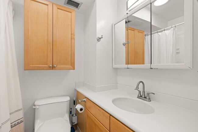 Building Photo - Waikiki Fully furnished studio/1 ba / 1 pr...