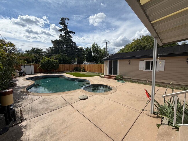 Foto del edificio - 2 bedroom | 1 bathroom | Single family home with pool + detached room & full bathroom