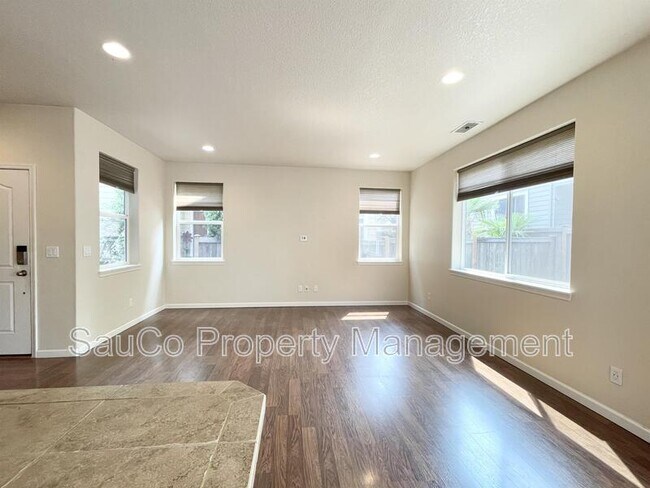 Building Photo - 321 NE 66th Ave