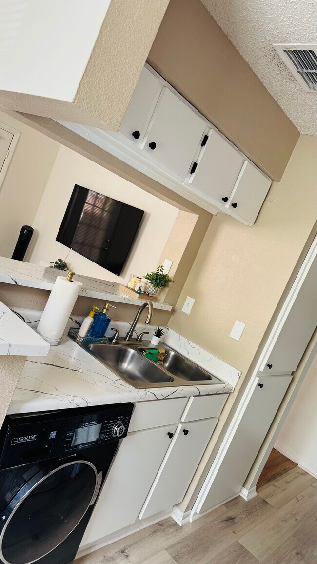 Building Photo - 8625 Mallard Reserve Dr