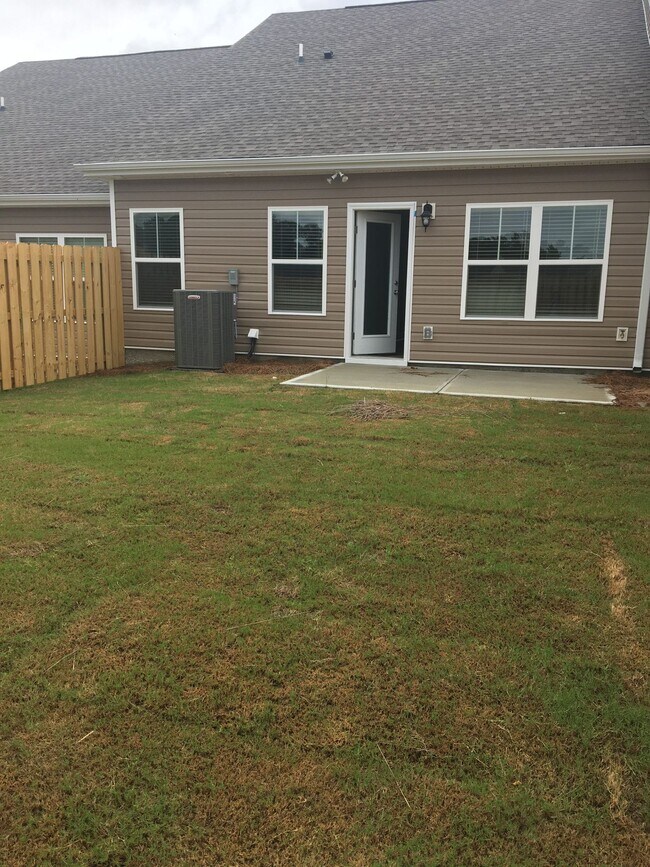 Foto del edificio - 2 Bed/ 2 Bath Townhome - 7 Minutes from Fort Gordon!