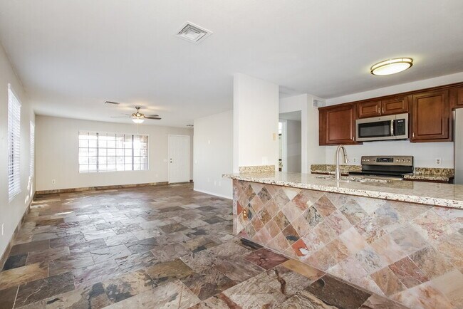 Foto del edificio - 3310 W Rose Garden Ln
