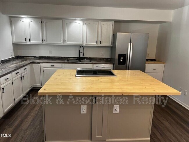 Building Photo - 214 Kelso Ct