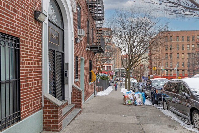 Pasarela - 108-110 E 176th St