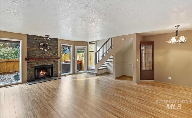 shared living rm - 6929 W Irving Ln