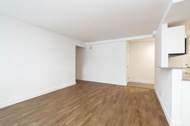 Building Photo - 551 Eglinton Ave E