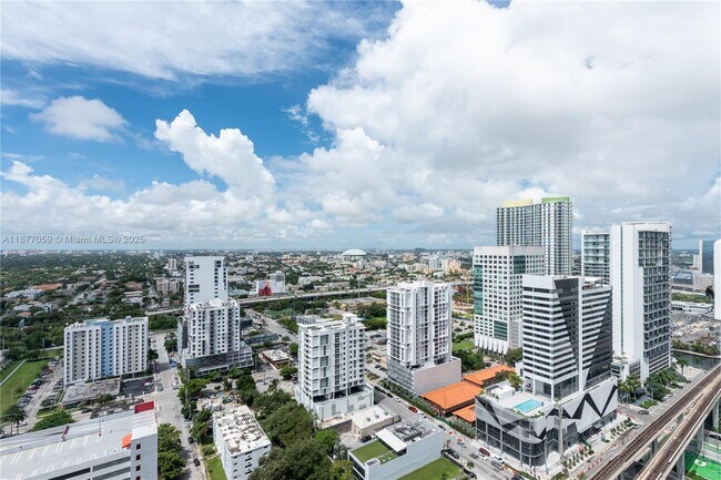 Foto del edificio - 999 SW 1st Ave