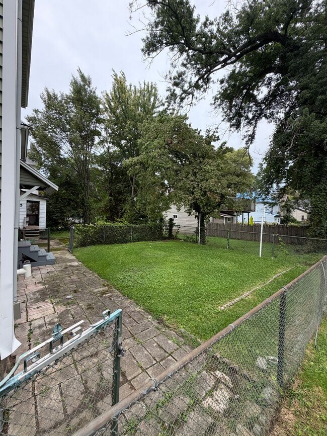 Building Photo - 307 Poplar St