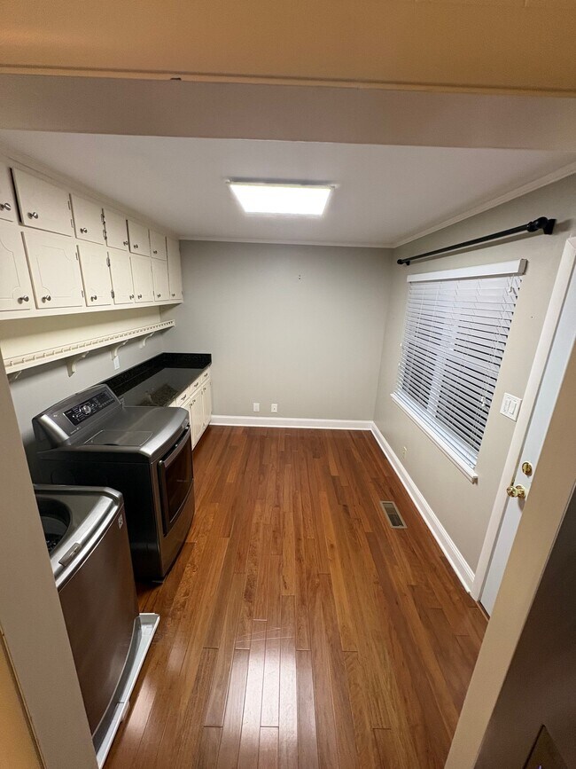 Building Photo - 7600 Quail Dr SW