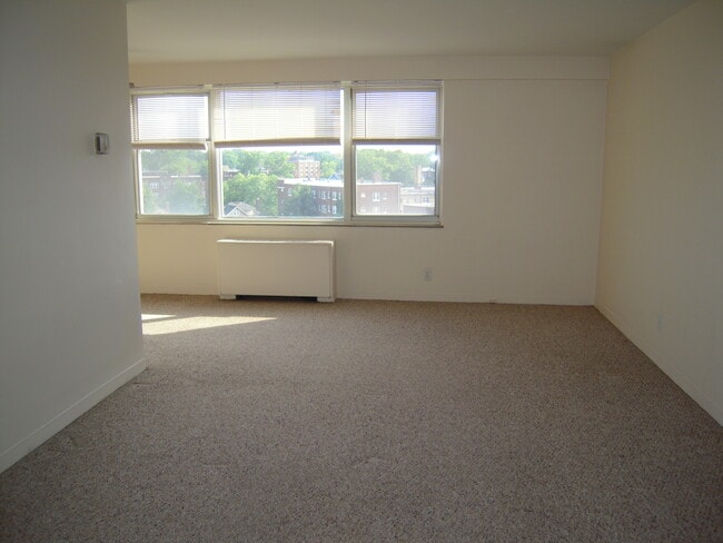 Building Photo - 11850 Edgewater Dr