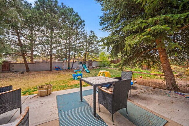 Foto del edificio - December & January Rent Free