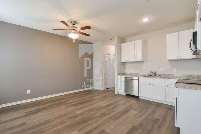 Foto del edificio - $1395! Stunning Fort Worth Duplex Available for Rent! Stainless Steel Fridge included!