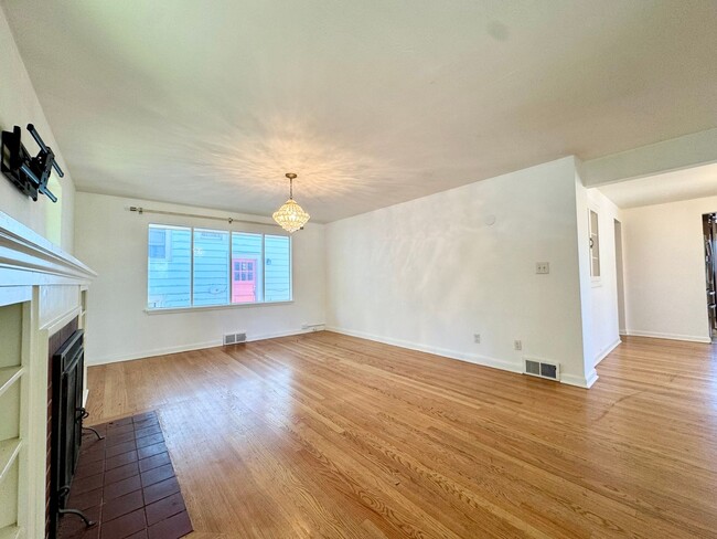 Building Photo - Phinney Ridge Home