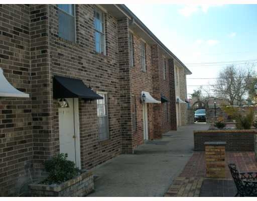 Foto del edificio - The Arabi Townhomes