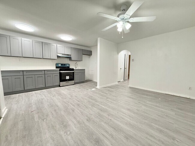 Foto del edificio - Renovated 2-Bedroom Home with Finished Bas...